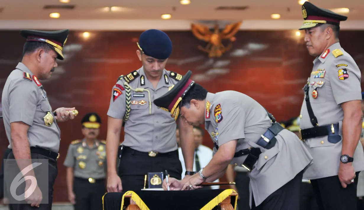 Kapolri Jenderal Badrodin Haiti (kiri) menyaksikan penandatanganan dokumen sertijab Kapolda yang dilakukan oleh Brigjen Pol Endang Sunjaya dan Brigjen Pol E. Widyo Sunaryo di Ruptama Mabes Polri, Senin (11/1). (Liputan6.com/Gempur M Surya)