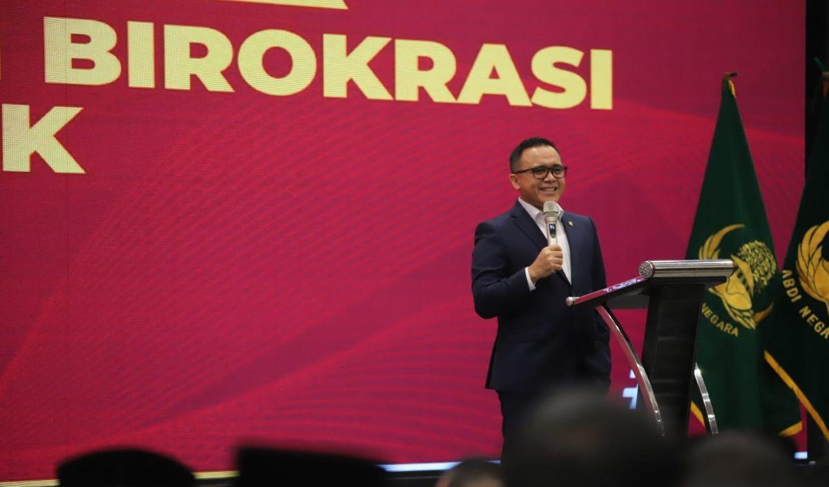 “Dari total kebutuhan ASN nasional, untuk kebutuhan ASN di Pemda (Pemerintah Daerah) telah disiapkan 419.146 atau 22,45 persen untuk pemenuhan ASN guru di instansi daerah,”&nbsp;