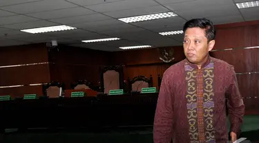 Machfud Suroso menghadiri sidang perdana di Pengadilan Tipikor, Jakarta, Kamis (18/12/2014). (Liputan6.com/Miftahul Hayat)