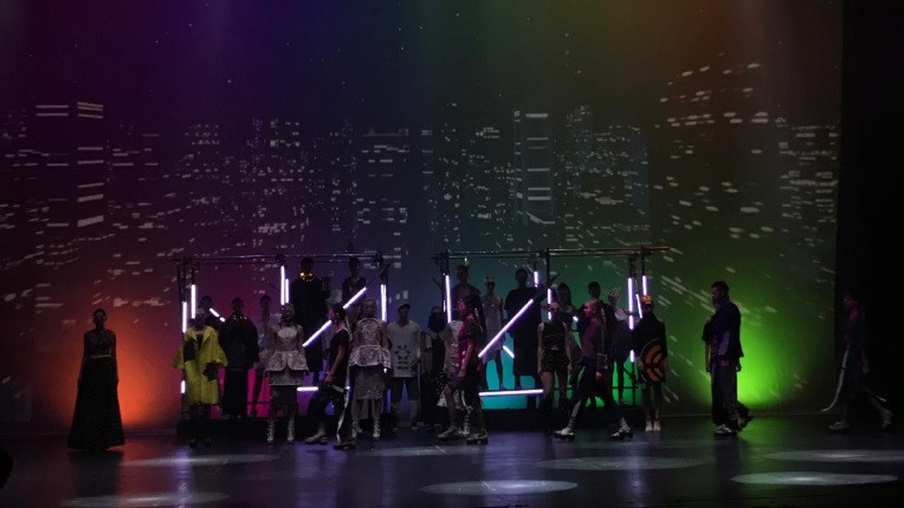 Inspirasi Teater Memeriahkan Peragaan Busana LPTB Susan Budihardjo