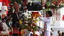 Paskibraka Tarrisa Maharani Dewi (kanan) menerima duplikat bendera pusaka dari Presiden Joko Widodo saat Upacara Peringatan Detik-detik Proklamasi Kemerdekaan ke-73 di Istana Merdeka, Jakarta, Jumat (17/8). (Liputan6.com/HO/Bian)