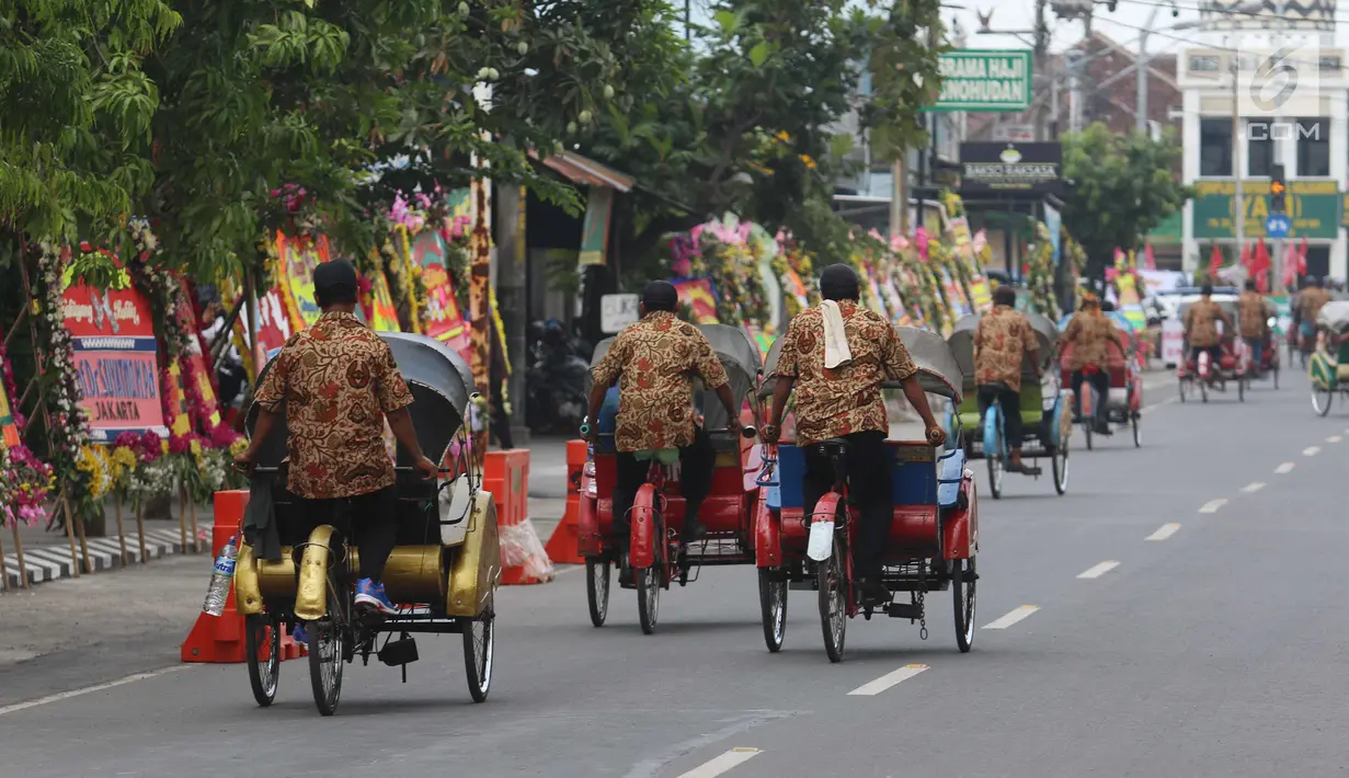 Sejumlah tukang becak mengangkut tamu undangan pernikahan putri Presiden Jokowi, Kahiyang Ayu dan Bobby Nasution menuju Gedung Graha Saba Buana, Solo, Rabu (8/11). (Liputan6.com/Angga Yuniar)