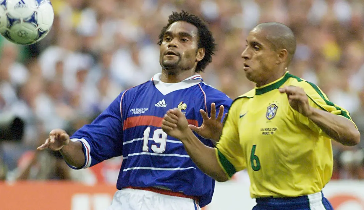 Roberto Carlos. Eks bek kiri yang kini berusia 49 tahun dan telah pensiun pada Januari 2016 bersama Delhi Dynamos ini juga tercatat sebagai pengoleksi caps terbanyak keempat bersama Timnas Brasil dalam ajang Piala Dunia, bersanding dengan Lucio. Ia total bermain 17 laga dalam 3 edisi Piala Dunia mulai 1998 hingga 2006 dengan torehan 1 gol. Satu trofi juara berhasil diraihnya pada edisi 2002. (AFP/Omar Torres)
