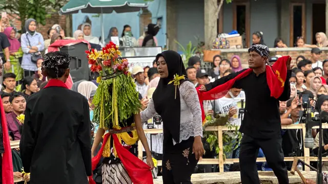 Tarian Magis Seblang Olehsari Banyuwangi yang dilakukan setiap bulan Syawal