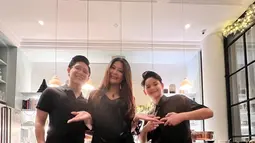 Teuku Rassya dan Kenzou Lion memang berbeda ayah. Namun mereka tetap dekat sebagai kakak dan adik. Keduanya pun tampak begitu saling menyayangi. (Liputan6.com/IG/@tamarableszynskiofficial)