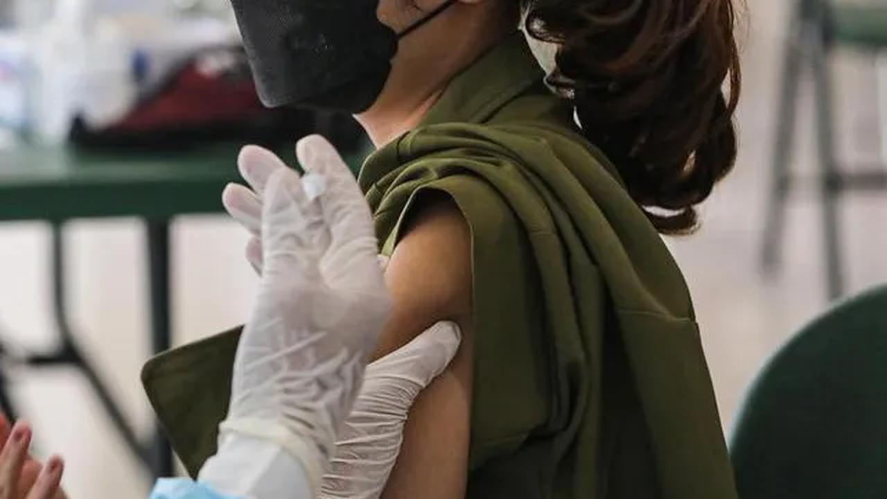 Sejumlah kelompok berisiko tinggi yang dimaksud di antaranya kelompok lansia dengan komorbid, dewasa muda berkomorbid khususnya obesitas, dan masyarakat yang memiliki gangguan kekebalan tubuh seperti penyandang HIV.
