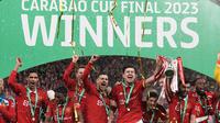 Para pemain Manchester United melakukan perayaan setelah menerima trofi juara Carabao Cup 2022/2023 saat partai final di Stadion Wembley, Senin dini hari WIB (27/2/2023). Manchester United atau MU menang 2-0 atas Newcastle United di Final Carabao Cup 2022/2023. (AP Photo/Alastair Grant)