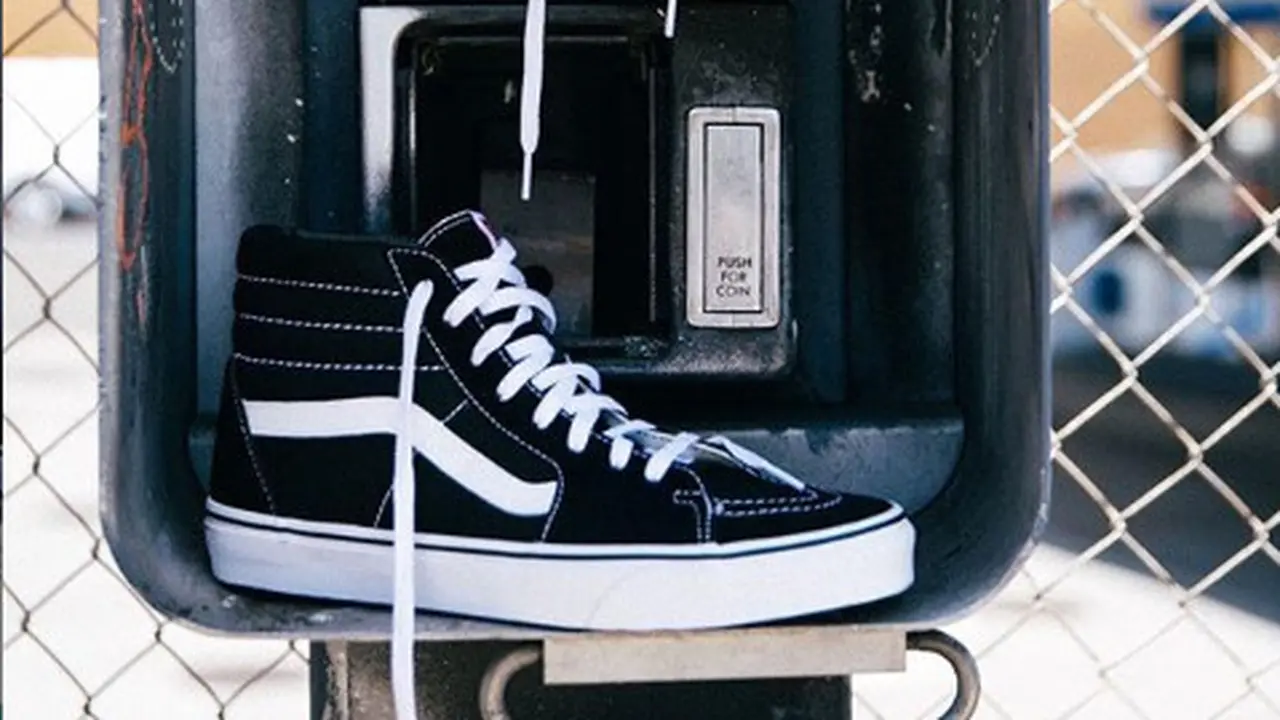 Lebih Murah, Merek Ini Jiplak Sneakers Ikonik Vans