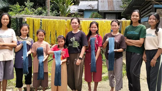 Eksploitasi Hutan Bikin Tradisi Tenun Kapuas Hulu Terancam, Perempuan Iban Lakukan Upaya Pelestarian Sekaligus Konservasi. Foto: Endo Segadok.