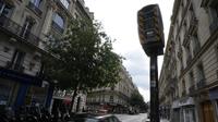 Kamera kecepatan difoto di sebuah jalan di Paris, Senin (30/8/2021). Pejabat kota mengatakan itu juga bertujuan untuk mengurangi kecelakaan dan membuat Paris lebih ramah pejalan kaki. (AP Photo/Francois Mori)