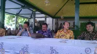 Gusti Prabukusumo (di tengah) mewakili adik-adik Sultan Yogya mengatakan tidak akan menghadiri tradisi Ngabekten. (Liputan6.com/Fathi Mahmud)