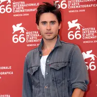 Selama syuting, Jared memang paling aktif membuat para pemain merasa betah di lokasi. (Bintang/EPA)