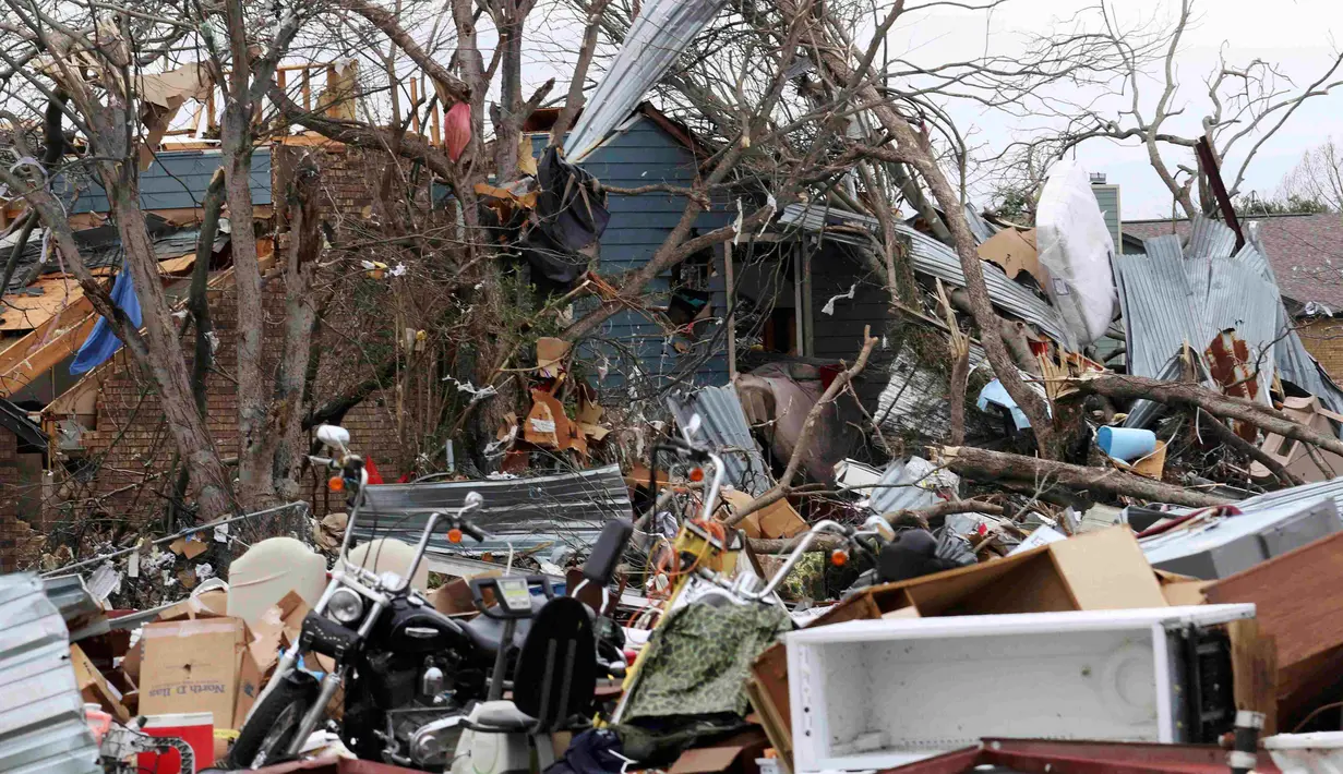 Barang - barang berhamburan disertai bangunan yang hancur disebuah apartemen di Texas, Amerika Serikat, (28/12). Diperkirakan kecepatan amgin ini mencapai 322 km per jam dan mengahancurkan apa yang dilewatinya. (REUTERS/Todd Yates)