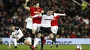 Bek Manchester United, Daley Blind (tengah) berebut bola dengan pemain Derby County, Tom Lawrence pada laga PIala FA di Old Trafford, Manchester, (5/1/2018). Manchester United menang 2-0. (Martin Rickett/PA via AP)