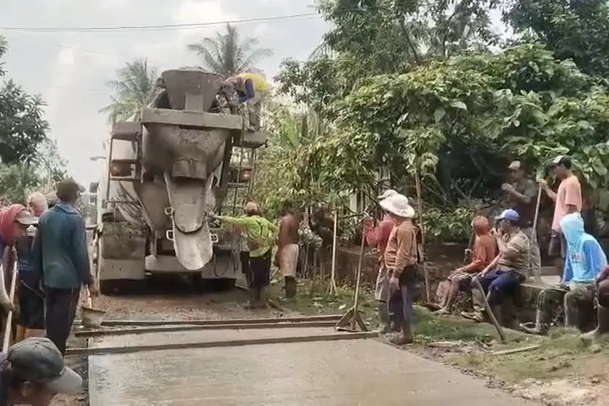 Warga Lampung Timur memperbaiki jalan tanpa bantuan pemerintah