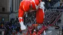 Balon raksasa Power Ranger Merah melayang di atas kawasan Sixth Avenue selama Parade Macy's Thanksgiving Day di New York, Kamis (22/11). Membelah jalanan kota, Parade Macy's selalu ditunggu setiap tahunnya. (AP /Andres Kudacki)