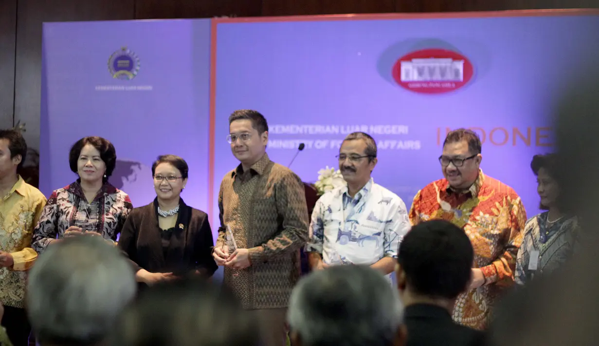 Menlu Retno LP Marsudi memberikan penghargaan kepada sejumlah wartawan pada acara pidato tahunan Kemenlu di Gedung Kementerian Luar Negeri, Jakarta, Kamis (8/1/2015). (Liputan6.com/Faizal Fanani)