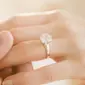 Pernah gak sih kamu bertanya, kenapa cincin pernikahan letaknya di jari manis? Kenapa gak di jempol? Ini jawabannya.