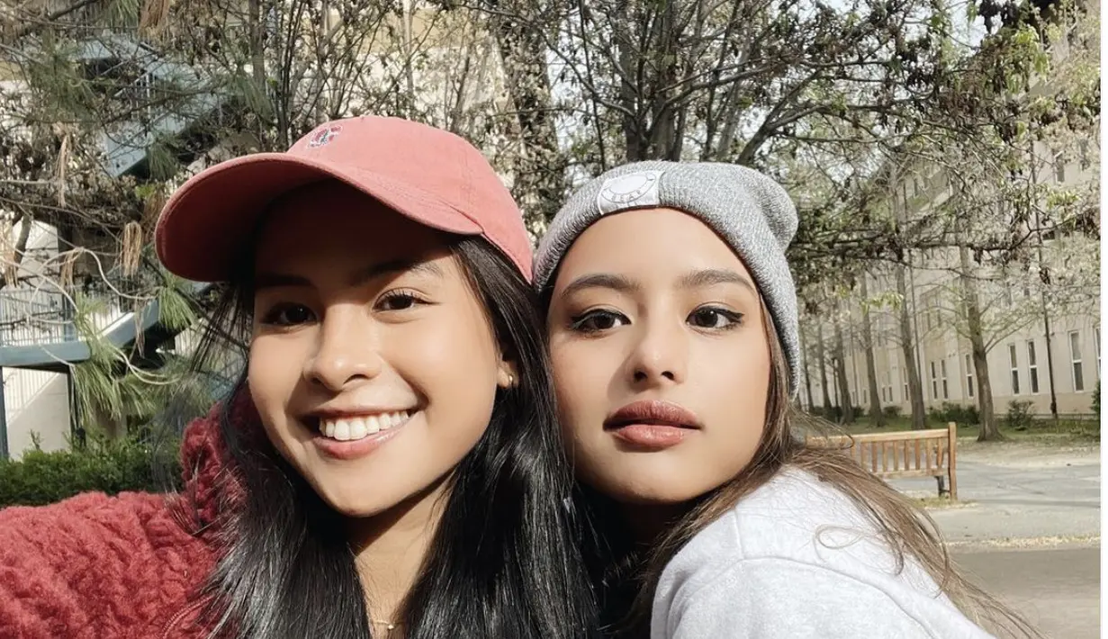 Keduanya kerap berlibur bersama dengan gaya-gaya kasual yang seru.  [Foto: Instagram/ Maudy Ayunda]