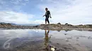 Seorang warga bermain air di sekitar Pantai Karang Hawu, Sukabumi, Jawa Barat, (8/2). ). Mengisi libur Imlek, Sejumlah wisatawan mengunjungi Pantai Karang Hawu. (Liputan6.com/Immanuel Antonius)