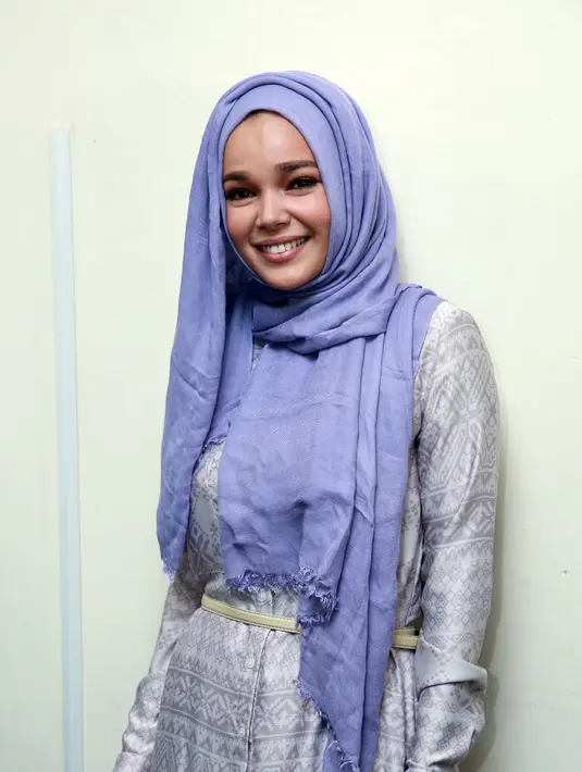 'Alhamdulillah hari ini kita tidak hanya silaturahmi di pengajian tapi sekalian juga aku juga hadir mempromosikan film Air Mata Surga,' ujar Dewi Sandra. (Deki Prayoga/Bintang.com)