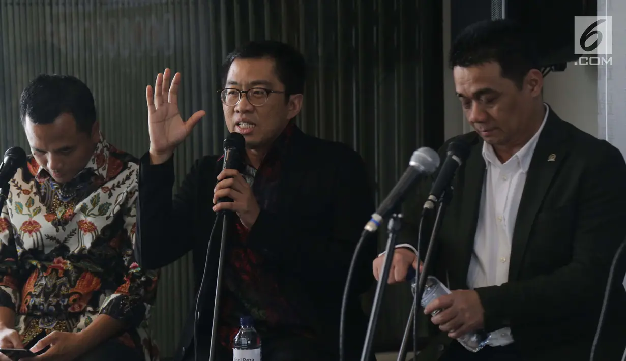Politisi PKB Faisol Reza (tengah) saat diskusi bertema "Arena Adu Opini Ekonomi, Hukum Dan Politik" di Jakarta, Kamis (12/7). Diskusi membahas strategi politik partai dan pemilihan capres-cawapres 2019 dan ekonomi pemerintahan. (Liputan6.com/Angga Yuniar)