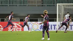 Pemain Rans Cilegon FC, Rifal Lastori (tengah) melakukan selebrasi usai mencetak gol ke gawang Persis Solo dalam matchday pertama Grup X Babak 8 Besar Liga 2 2021/2022 di Stadion Pakansari, Bogor, Rabu (15/12/2021). (Bola.com/M Iqbal Ichsan)