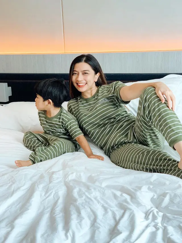 6 Potret Ayu Hastari saat Momong Anak, Hot Mom yang Selalu Tampil Stylish
