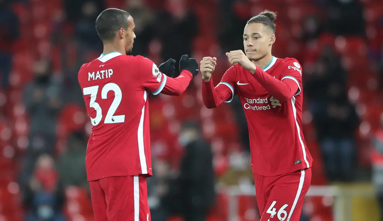 Bek Liverpool, Rhys Williams (kanan) bersiap memasuki lapangan menggantikan Joel Matip saat menghadapi West Bromwich Albion pada laga Liga Inggris 2020/2021 di Anfield Stadium, Liverpool (27/12/2020). Baru saja kembali dari masa peminjaman bersama Blackpool pada tengah musim 2022/2023, Rhys Williams yang berusia 22 tahun belum pernah sekalipun dimainkan Jurgen Klopp di semua ajang musim ini. (AFP/Pool/Nick Potts)