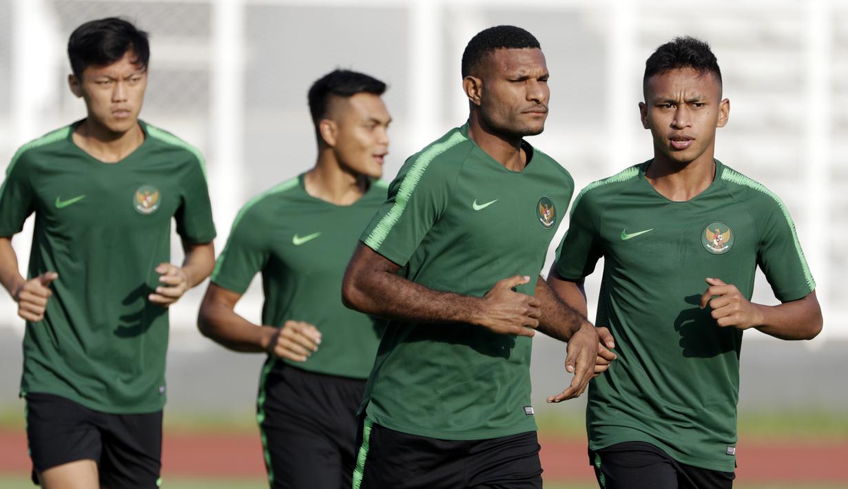 Pemain Timnas Indonesia U-22, Marinus Wanewar dan Osvaldo Haay, saat latihan di Stadion Madya, Senayan, Jakarta, Senin (4/3). Latihan tersebut untuk persiapan kualifikasi Piala AFC U-23. (Bola.com/M Iqbal Ichsan)