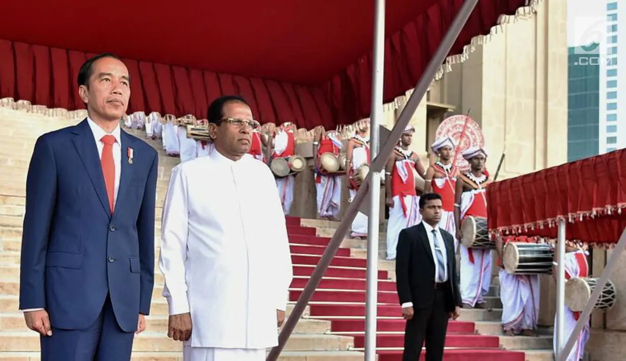 Presiden Jokowi berdiri bersama Presiden Sri Lanka Maithripala Sirisena di Presidential Secretariat, Colombo, Sri Lanka, Rabu (24/1). Jokowi menyampaikan tertarik dalam pembangunan infrastruktur di Sri Lanka. (Liputan6.com/Pool/Biro Pers Setpres)