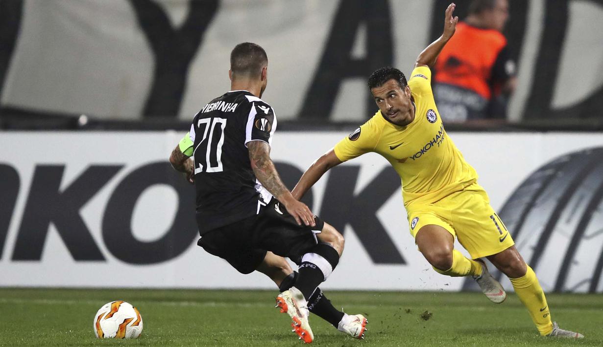 Gelandang Chelsea, Pedro Rodriguez, berusaha melewati pemain PAOK, Andre Vierinha, pada laga Liga Europa di Stadion Toumbas, Thessaloniki, Kamis (20/9/2018). PAOK takluk 0-1 dari Chelsea. (AP/Thanassis Stavrakis)