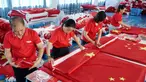 Para pekerja membuat bendera nasional di sebuah pabrik menjelang Hari Nasional di Wuyi, Provinsi Zhejiang, China, 28 September 2021. Hari Nasional adalah sebuah hari libur nasional di China untuk merayakan hari kebangsaan mereka dan diperingati pada tanggal 1 Oktober setiap tahun. (STR/AFP)