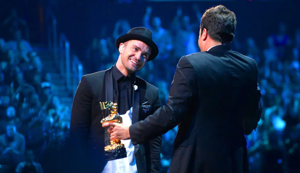 Pada Agustus 2013, Jimmy Fallon memberikan piala untuk Justin Timberlake di MTV VMA! (Jeff Kravitz/FilmMagic/USMagazine)