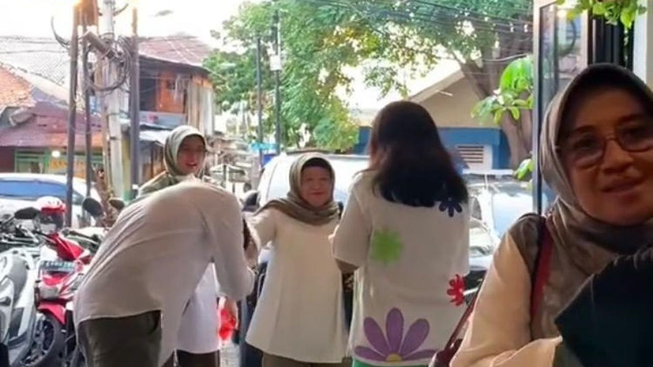Tak lama, para guru pun mulai datang satu persatu. Murid-muridnya ini pun menyambut para guru di depan dan menyalami mereka satu persatu.