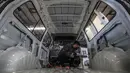Pekerja merakit ambulans di basis manufaktur milik perusahaan Brilliance Auto di Shenyang, China, 3 Februari 2020. Gelombang pertama produksi sebanyak 10 ambulans bertekanan negatif akan rampung pada 5 Februari dan langsung digunakan untuk memerangi epidemi coronavirus baru. (Xinhua/Pan Yulong)