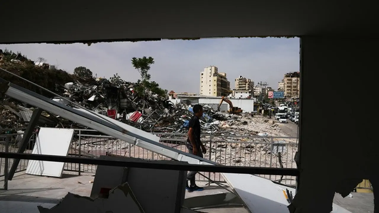 Seorang pria meninjau puing-puing bangunan komersial Palestina yang dihancurkan dalam operasi pembongkaran oleh tentara Israel di Al-Eizariya, Selasa (12/5/2026).