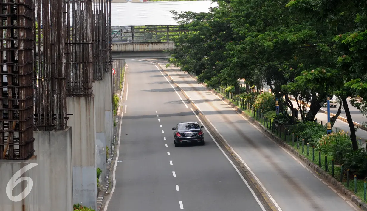 Sebuah mobil melintas di Jalan HR. Rasuna Said, Jakarta, Senin (11/7). Meski libur Idul Fitri telah usai namun beberapa ruas jalan di Jakarta masih lengang. (Liputan6.com/Helmi Afandi)