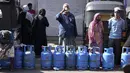 Warga Sri Lanka mengantre untuk mengisi ulang tabung gas memasak saat terjadi kekurangan pasokan di KolomboSelasa (4/1/2022). Antrean panjang selama berjam-jam telah menjadi pemandangan biasa dalam beberapa hari terakhir dalam upaya untuk membeli tabung gas domestik. (AP Photo/Eranga Jayawardena).