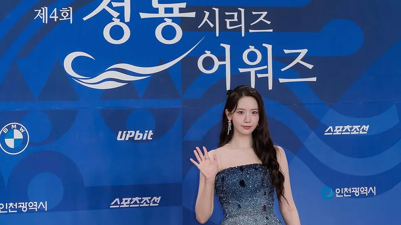 YoonA SNSD Tampil bak Putri di Blue Dragon Awards 2025, Tetap Anggun Meski Sempat Terjatuh