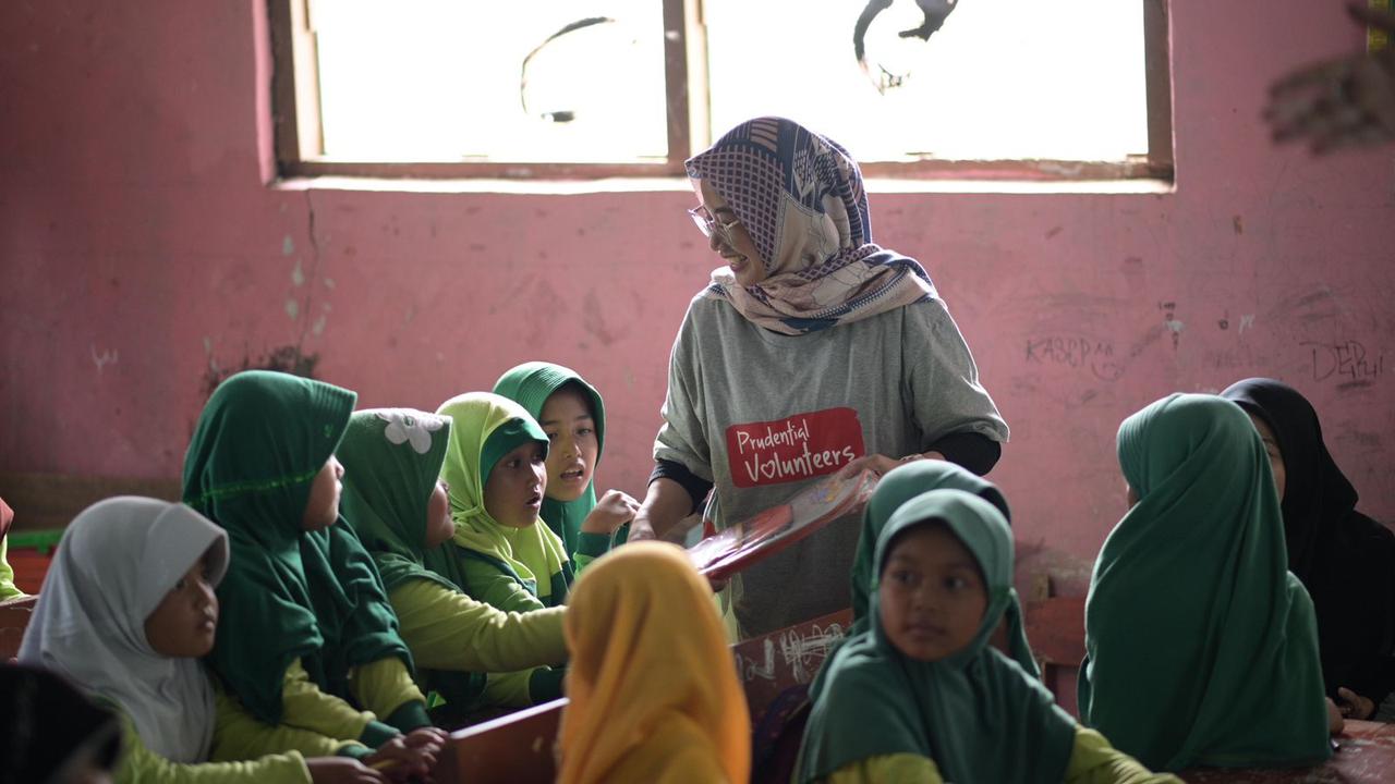 PT Prudential Life Assurance (Prudential Indonesia) memberikan bantuan berupa pembangunan dan renovasi rumah. (Liputan6.com/ ist)