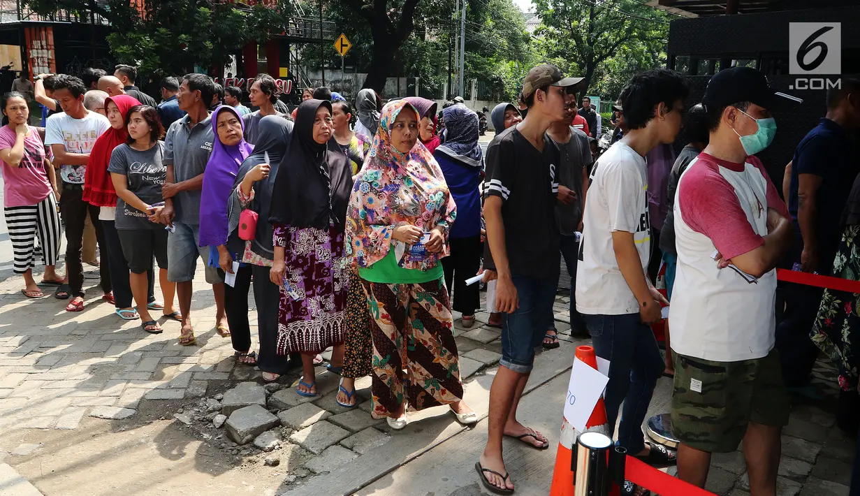 Warga mengantre membeli paket kebutuhan pokok di Kantor AHY Foundation, Jakarta, Rabu (13/6). Harga paket sembako tersebut dijual kepada warga Kelurahan Petogokan berisi 5 kg Berat, 1 Liter minyak goreng dan 1 kg daging sapi. (Liputan6.com/Johan Tallo)
