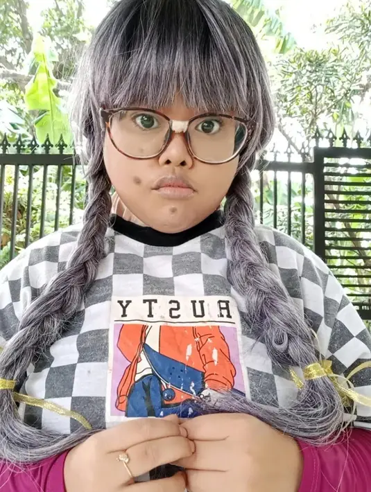 Kekeyi juga turut membuat tutorial agar terlihat tampil cupu dan culun dengan rambut palsunya. Sontak saja unggahan wanita 27 tahun ini ramai oleh komentar netizen. (Sumber: Instagram/rahmawatikekeyiputricantikka23)