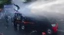 Massa yang menolak eksekusi lahan Hotel Sultan terlibat bentrok dengan petugas pengamanan gabungan di kawasan Gelora Bung Karno (GBK), Jakarta, Kamis (18/6/2026). (merdeka.com/Arie Basuki)