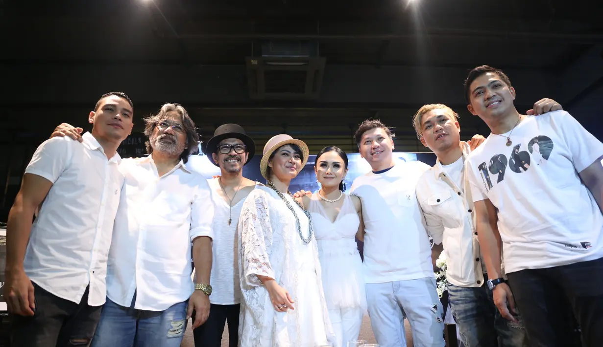 Buku Yuni Shara: Waktu Terbaik Adalah Saat Ini, juga memuat beberapa hasil jepretan delapan pria, seperti seperti Darwis Triadi, Ade Govinda, Gading Marten, Rizal Armada, Ridho Slank, Atan Lemos, Tompi, dan Fanfan. (Nurwahyunan/Bintang.com)