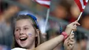 Fans wanita mengibarkan bendera AS sebelum pertandingan Grup F Piala Dunia Wanita 2019 antara Amerika Serikat melawan Thailand di Stadion Auguste-Delaune di Reims, Prancis (11/6/2019). (AP Photo/Alessandra Tarantino)