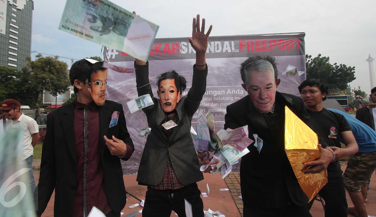 Sejumlah mahasiswa menggelar aksi teaterikal Skandal Freeport di bundaran Patung Kuda, Jakarta, Minggu (27/12/2015). Aksi tersebut sebagai bentuk sindiran kepada pemerintah terkait kasus Freeport. (Liputan6.com/Angga Yuniar)