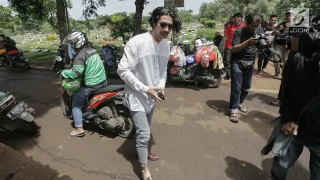 Film Biang Kerok Bakal Tayang, Reza Rahadian Ziarah Makam Benyamin Sueb
