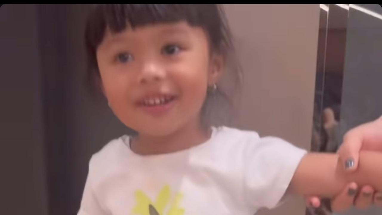 Potret Ameena Pakai Sepatu Heels