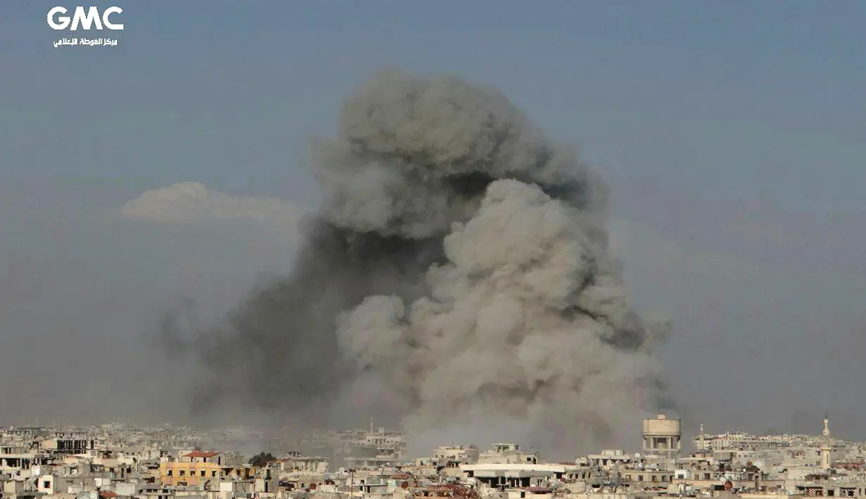 Asap membumbung tinggi setelah serangan udara pemerintah Suriah memborbardir Ghouta, pinggiran kota Damaskus, Suriah, Jumat (23/2). Memasuki hari keenam, korban tewas telah mencapai 400 orang. (Ghouta Media Center via AP)